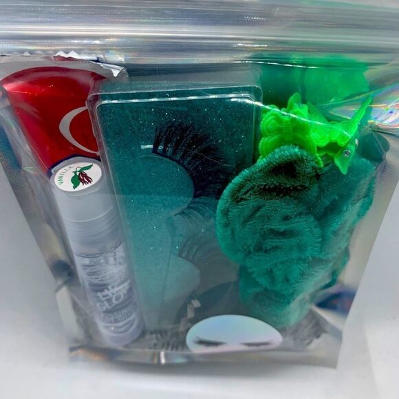 Lip gloss/lashes /bundle - Picture 2 of 2